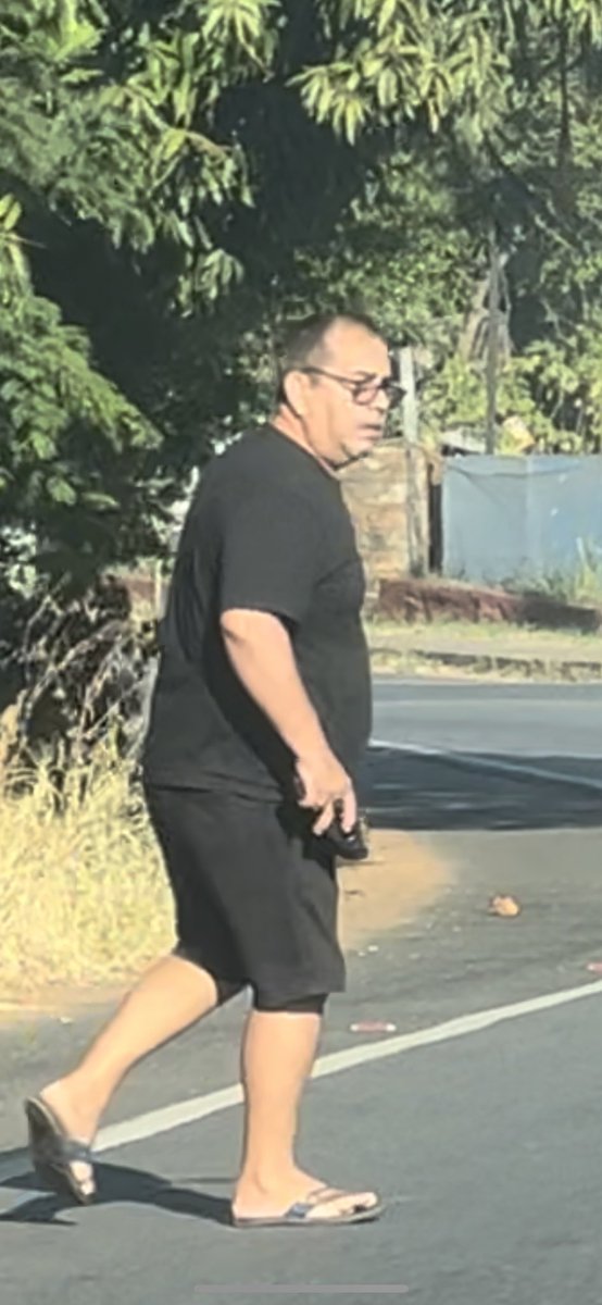 Aleinsa01's tweet photo. Este señor de remera negra circulaba por la banquina de la ruta luque saber y luego se bajo a golpear con un arma en mano a un pobre motociclista. Identifiquen al HDP de la fortuner
gris https://t.co/6jT9B5ISXc