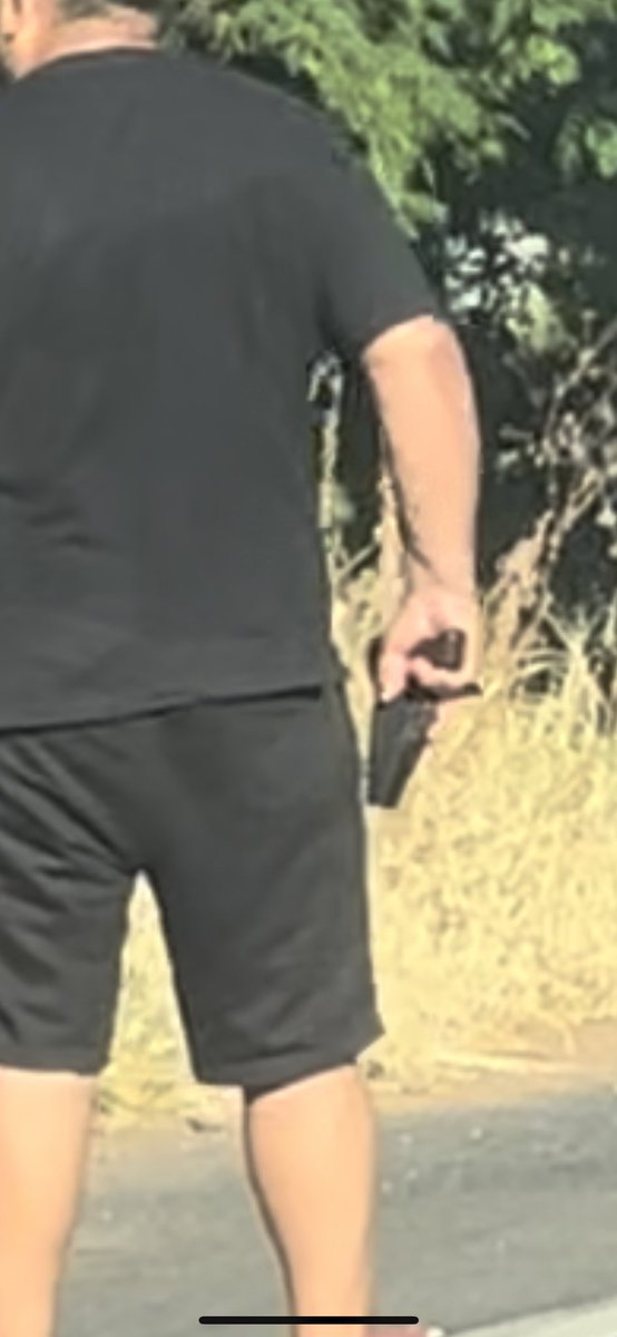 Aleinsa01's tweet photo. Este señor de remera negra circulaba por la banquina de la ruta luque saber y luego se bajo a golpear con un arma en mano a un pobre motociclista. Identifiquen al HDP de la fortuner
gris https://t.co/6jT9B5ISXc