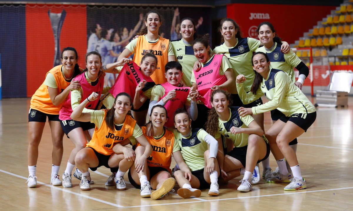 📸 𝗡𝗮𝗱𝗶𝗲 𝘀𝗲 𝗾𝘂𝗶𝗲𝗿𝗲 𝗽𝗲𝗿𝗱𝗲𝗿 𝗹𝗮 𝗳𝗼𝘁𝗼 𝗱𝗲𝗹 𝗲𝗾𝘂𝗶𝗽𝗼 𝗴𝗮𝗻𝗮𝗱𝗼𝗿

 ¿🩷? ¿🧡? ¿💛?

#FutsalEspaña