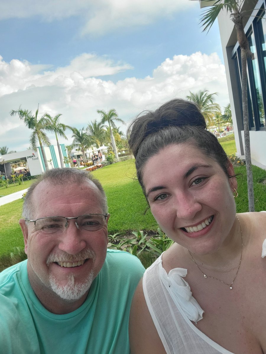 I think it is safe to say <a href="/GretchenDurbala/">Gretchen Durbala</a> is enjoying her Christmas present at <a href="/RiuHoteles/">RIU Hotels & Resorts</a> 
#RIULatino