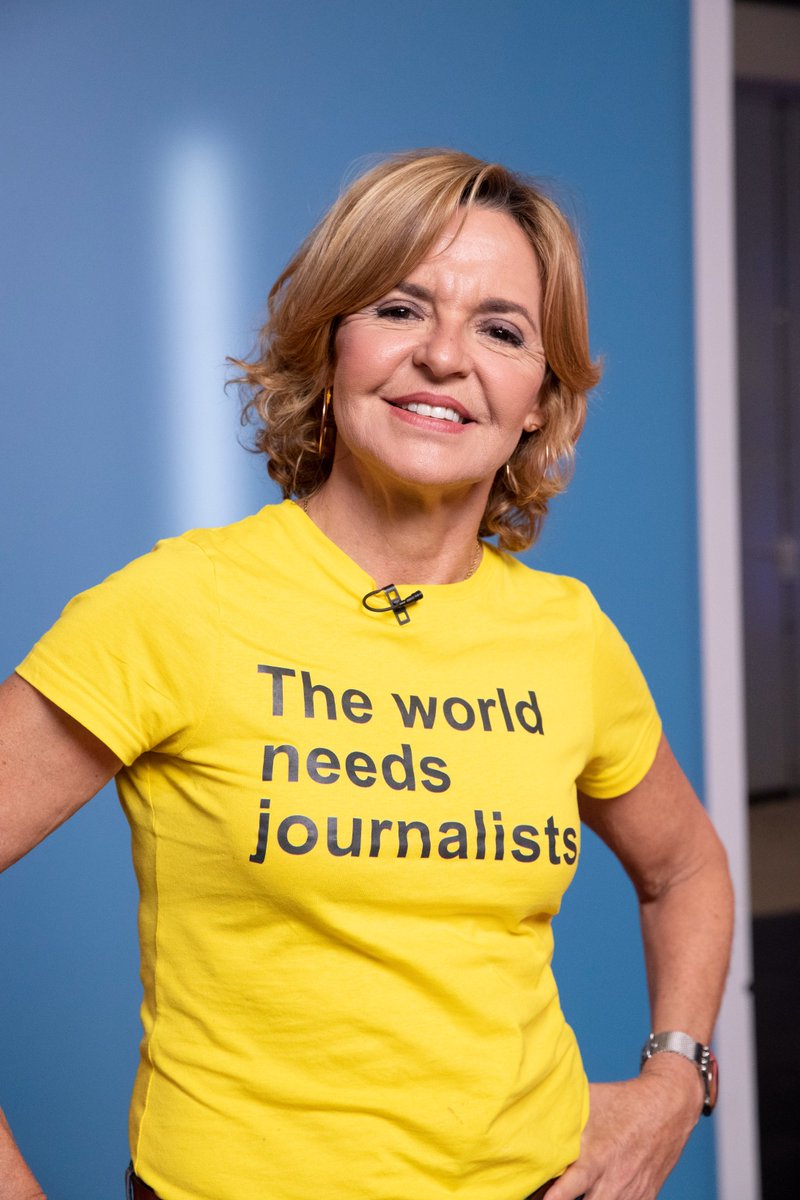 academia_tv's tweet photo. ¡Y el #PremiosIris a Mejor Reportero/a recae en...  @almuariza por Telediario La 1 de TVE (@La1_tve)! Entregan el Premio Iris @PaulaVazquezTv y @raquelsanchezsilva  Recoge el premio su hija ¡Enhorabuena! 👏🌟
#PremiosIris #AcademiaTV #LaFamiliadelaTele https://t.co/snncXt4F9F