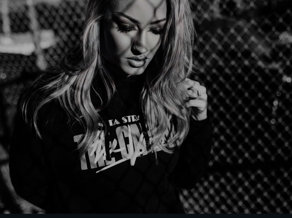 MiniProdigyBeth's tweet image. She took a sneaky picture of @HuntingGuitar