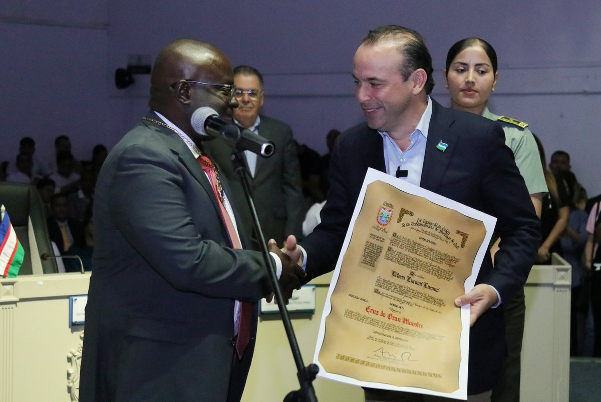 alejoeder's tweet photo. Felicito al concejal @elucumilucumi por su posesión como presidente del @ConcejoCali_. ¡Un líder que representa con orgullo a la comunidad afro en nuestra ciudad, la de mayor población afro de Colombia! ¡Unidos, seguiremos trabajando por la reconciliación y el progreso de Cali! 1/15 #UnidosRecuperamosCali