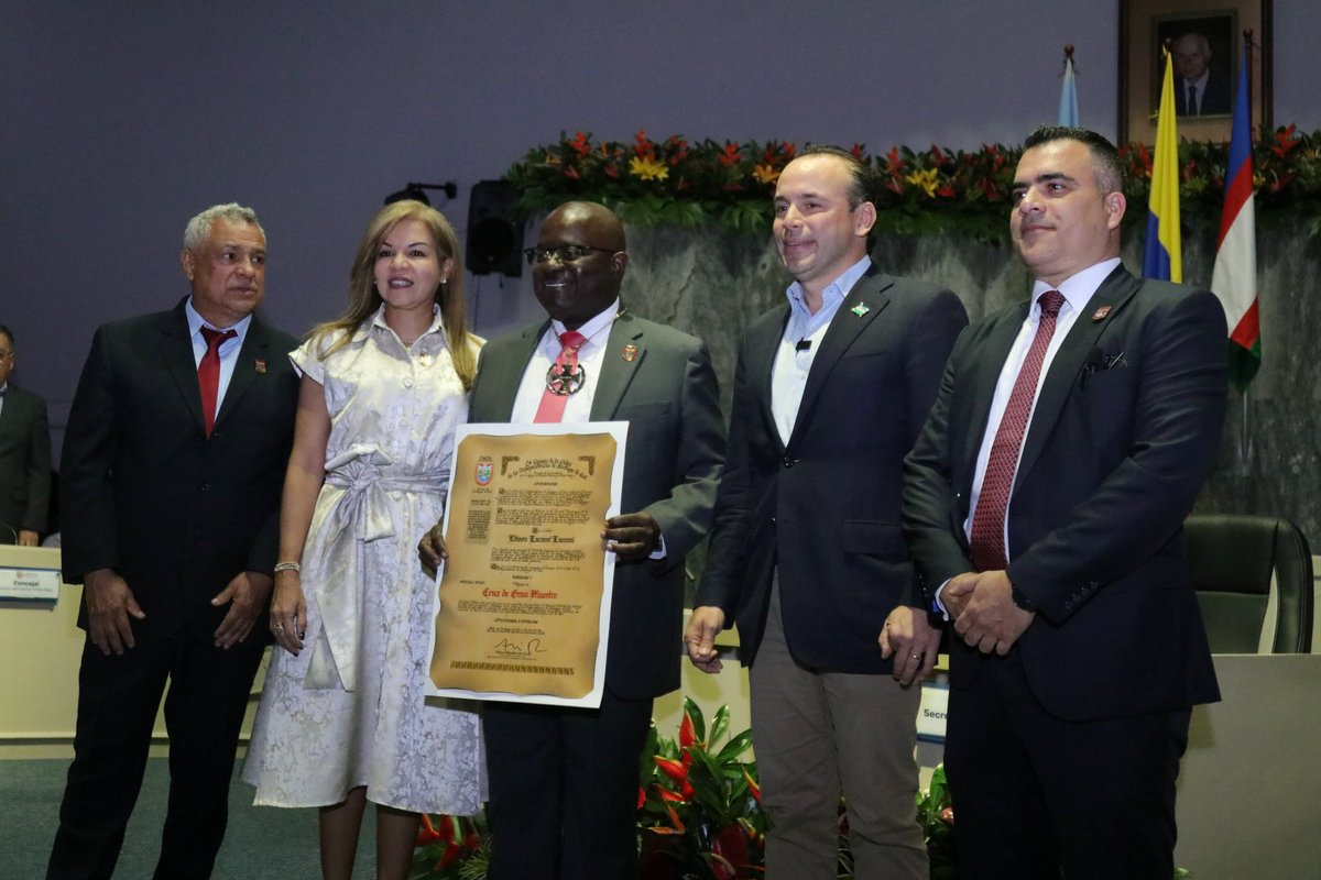 alejoeder's tweet photo. Felicito al concejal @elucumilucumi por su posesión como presidente del @ConcejoCali_. ¡Un líder que representa con orgullo a la comunidad afro en nuestra ciudad, la de mayor población afro de Colombia! ¡Unidos, seguiremos trabajando por la reconciliación y el progreso de Cali! 1/15 #UnidosRecuperamosCali