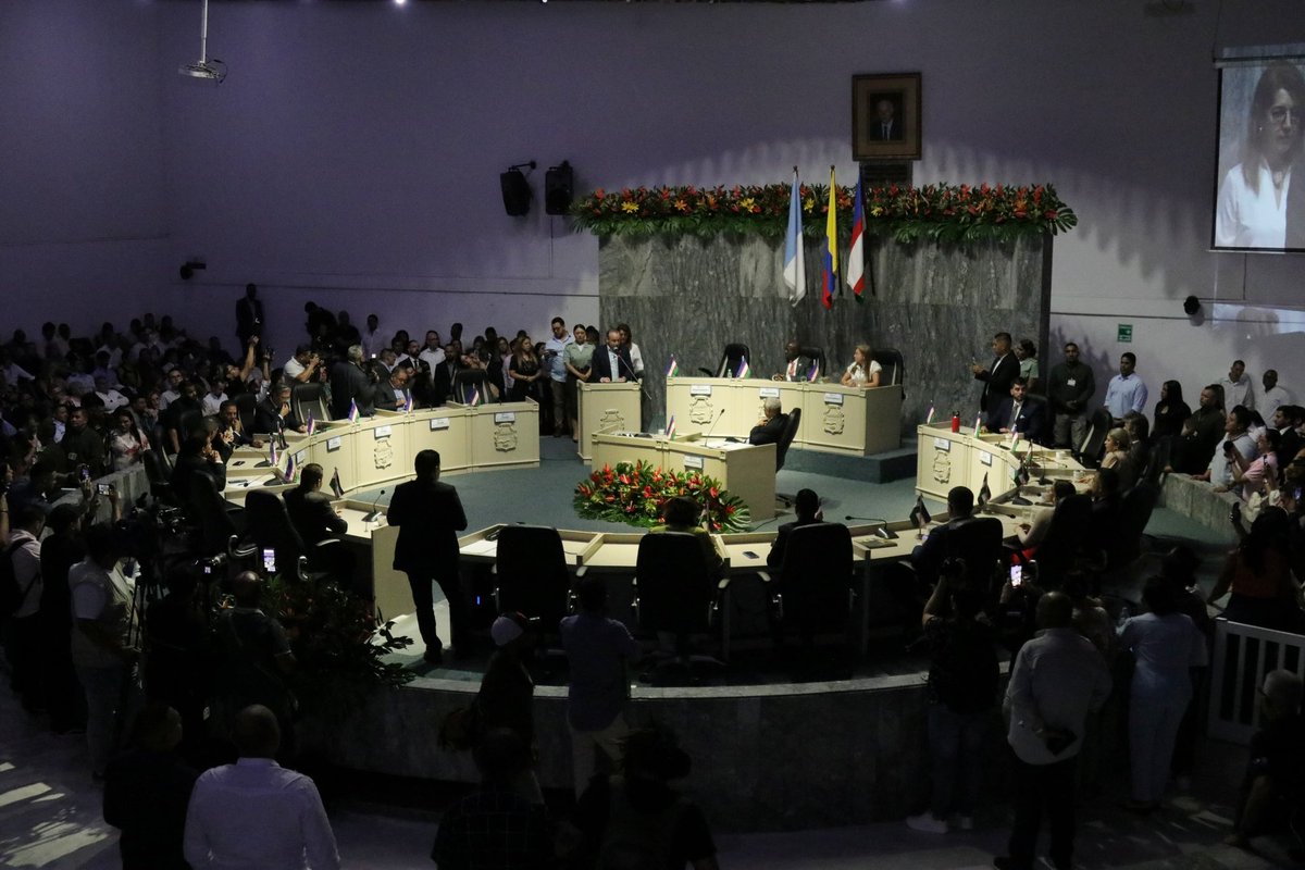 alejoeder's tweet photo. Felicito al concejal @elucumilucumi por su posesión como presidente del @ConcejoCali_. ¡Un líder que representa con orgullo a la comunidad afro en nuestra ciudad, la de mayor población afro de Colombia! ¡Unidos, seguiremos trabajando por la reconciliación y el progreso de Cali! 1/15 #UnidosRecuperamosCali