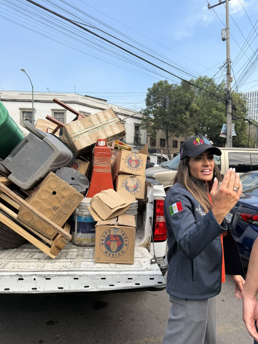 AlessandraRdlv's tweet photo. Seguimos recuperando las calles de @AlcCuauhtemocMx 

En nuestro Operativo contra franeleros y obstrucciones, en colaboración con @OVIALCDMX @SSC_CDMX logramos:
✔️ Liberar 6 km de calles para la ciudadanía.
✔️ Retirar 2 toneladas de objetos que invadían la vía pública.
✔️ Remitir a 16 franeleros por cobrar ilegalmente.

En Cuauhtémoc, tomamos acción para recuperar el espacio público. La calle es de todas y todos. 🛡️#BlindarCuauhtemoc