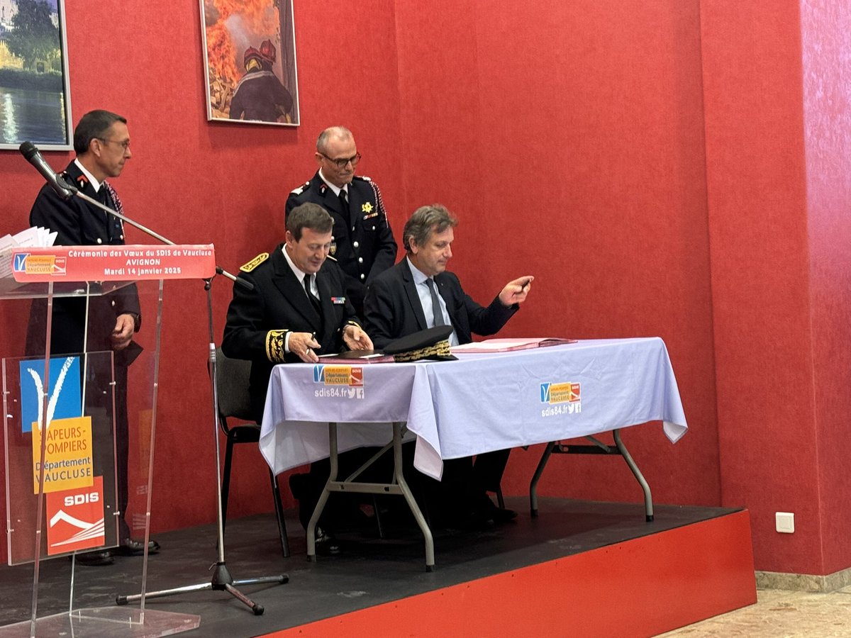 Florelle84's tweet photo. Ce matin ce fut les vœux du @sdis84 avec @DanielleBrun84.
Un partenariat efficace entre le #CD84 et le #SDIS84 qui a été renouvelé et augmenté en 2024
Toutes nos félicitations aux médaillés 👏
#sapeurspompiers
#herosduquotidien
#voeux2025
#antidryjanuary https://t.co/HOvh6sF4LU