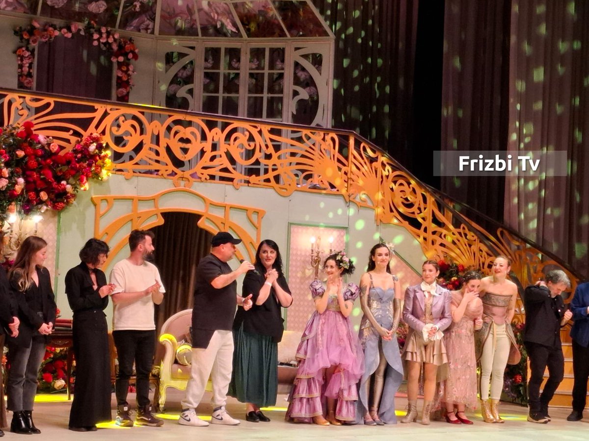 Başrollerini Birce Akalay, Özge Özberk, Nergis Öztürk, Kardelen Arpacı, Ayşegül Uraz'ın paylaştığı, birçok ünlü isimlerin katıldığı #GururveÖnYargı'nın galası bugün gerçekleşti. Oyun bitiminde oyuncular büyük alkış aldı. Harika bir oyundu, emeği geçen herkese teşekkürler. 👏🏻