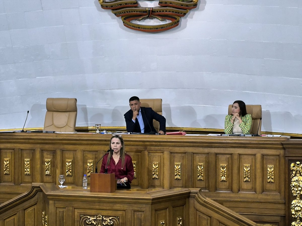 Asamblea_Ven's tweet photo. #14Ene || Diputada Iris Valera, presenta el Proyecto de Acuerdo por el cambio de paisaje del abogado,poeta, defensor de los trabajadores, leal y consecuente de las causas justas del pueblo, Doctor Julián Isaías Rodríguez Díaz. https://t.co/dsXMNNjPKb