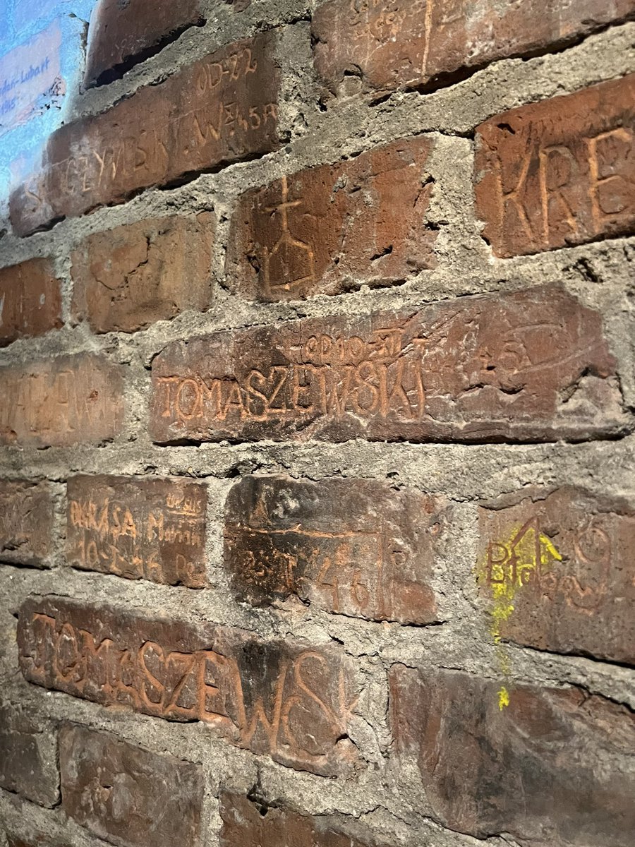 EJagiellonians's tweet photo. One of the terrible torture chambers of NKVD and communist UB security service is Strzelecka 8 in Warsaw. Signatures of soldiers of the Polish independence underground imprisoned here in 1944-1948 have been preserved to this day in the basement.
🩸🇵🇱🛡️
Worth seeing and praying... https://t.co/wGQ1PjaZNW