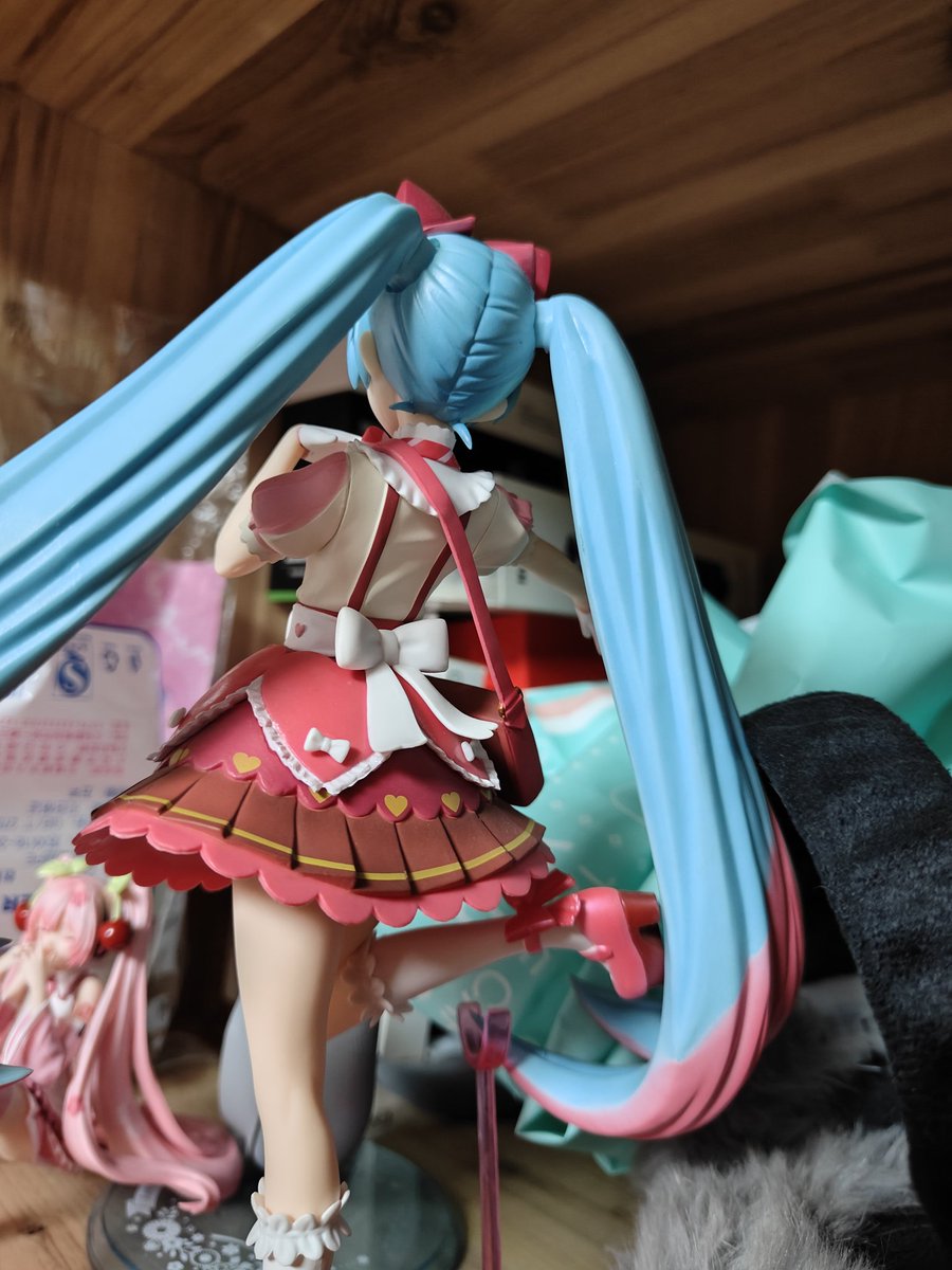 luokeren689's tweet photo. 景品的miku酱

mikuフィギュア～ https://t.co/5vIQH3KdSY