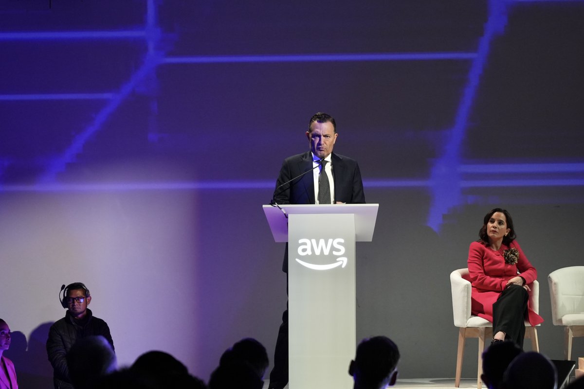 ¡Querétaro hace historia con el anuncio de 5 mil MDD de la instalación de la región de datos de <a href="/awscloud/">Amazon Web Services</a> en Querétaro! Acompañé al gobernador <a href="/makugo/">Mauricio Kuri</a> al evento de arranque de la infraestructura mediante la cual se conectará desde México al resto de América y el mundo. #AWS marca