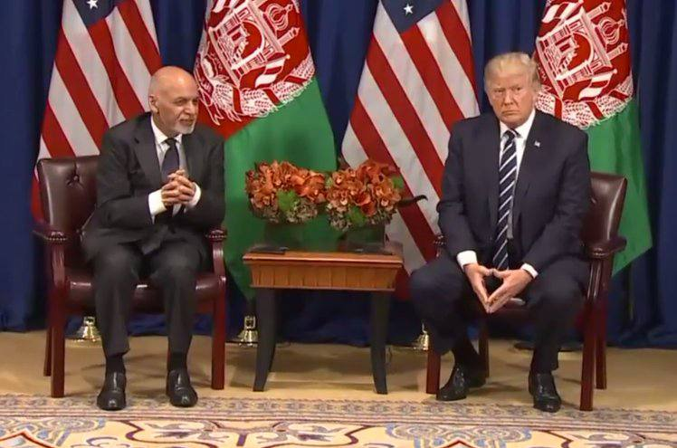 Miss_Royal73's tweet image. Taylor Swift naast rapper Kendrick Lamar, Trump, Andrew Tate, Candence Owens... 

Wanneer houdt toeval op? #handsigns