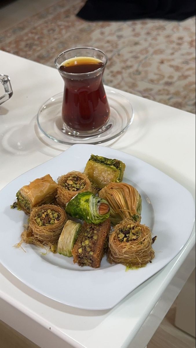RealGeostore's tweet photo. یه چند وقتی هست قند رو حذف کردم کنار چایی باقلوا میخورم https://t.co/cYmaaZt0p1