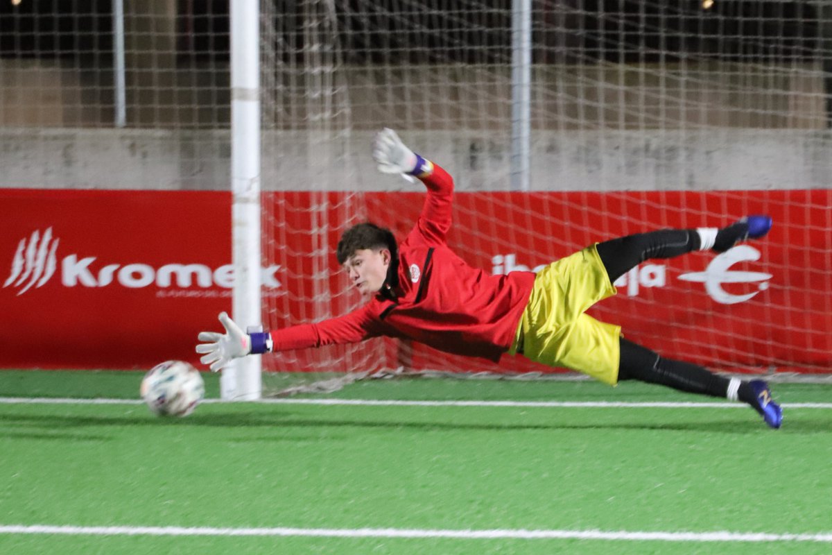RFFM_oficial's tweet photo. Primer entrenamiento del año para la selección 'Siete Estrellas' Sub-16 masculina con la vista puesta en la Fase Oro del Campeonato de España que se disputará del 7 al 9 de febrero.

El seleccionador @rleonher y su cuerpo técnico han trabajado con 25 jugadores de siete clubes diferentes.

Este jueves conoceremos a los tres rivales del grupo contra los que competirán por dos plazas en las semifinales que se disputarán en mayo.