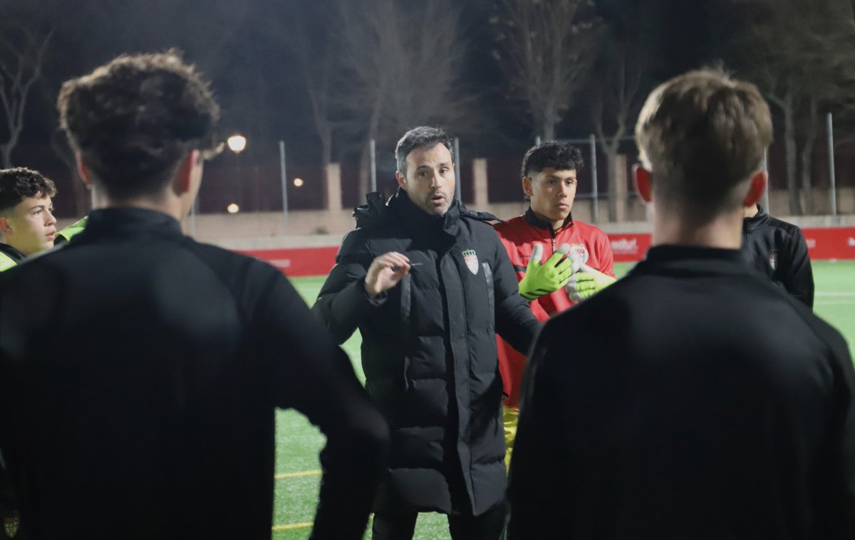 RFFM_oficial's tweet photo. Primer entrenamiento del año para la selección 'Siete Estrellas' Sub-16 masculina con la vista puesta en la Fase Oro del Campeonato de España que se disputará del 7 al 9 de febrero.

El seleccionador @rleonher y su cuerpo técnico han trabajado con 25 jugadores de siete clubes diferentes.

Este jueves conoceremos a los tres rivales del grupo contra los que competirán por dos plazas en las semifinales que se disputarán en mayo.
