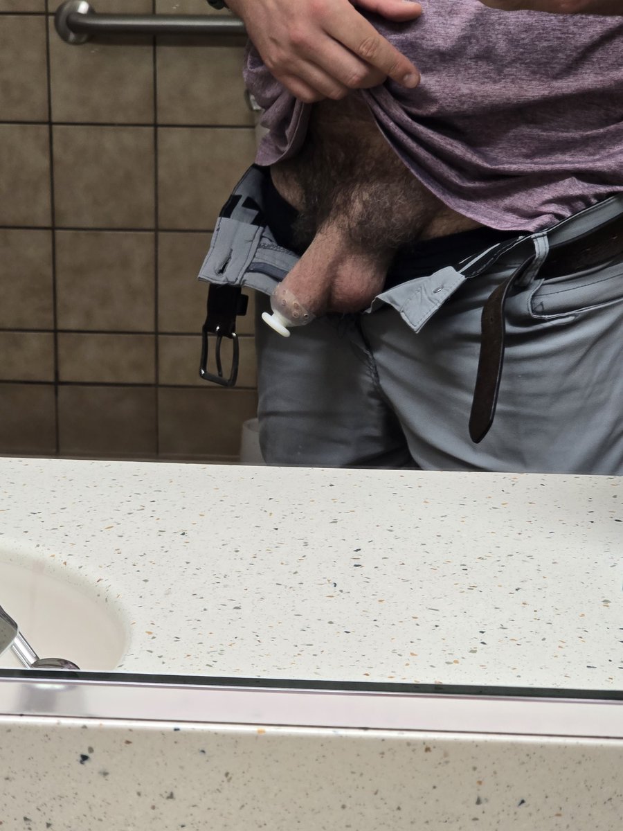 Got another retainer. Biggest one yet!💪🏻 If you cut dudes are interested in restoring your foreskin, you gotta check Chuck's products out. Link in comments
#foreskinrestoration #uncut #foreskin #uncutdick #prepucio