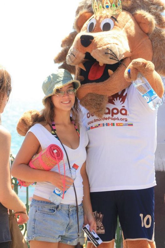 AmordePapa's tweet photo. ¡SIEMPRE EN ACCIÓN!

Todos quieren sacarse fotos con nuestro @PapaLeonKreato  durante nuestra campaña de verano en #viñadelmar para difundir nuestra #LEYAMORDEPAPÁ

Le invitamos a hacer TODO por estar este #verano con quien MÁS quiere: su hijo/a

+INFO: reservas@leyamordepapa.cl https://t.co/B5Dioabx4R