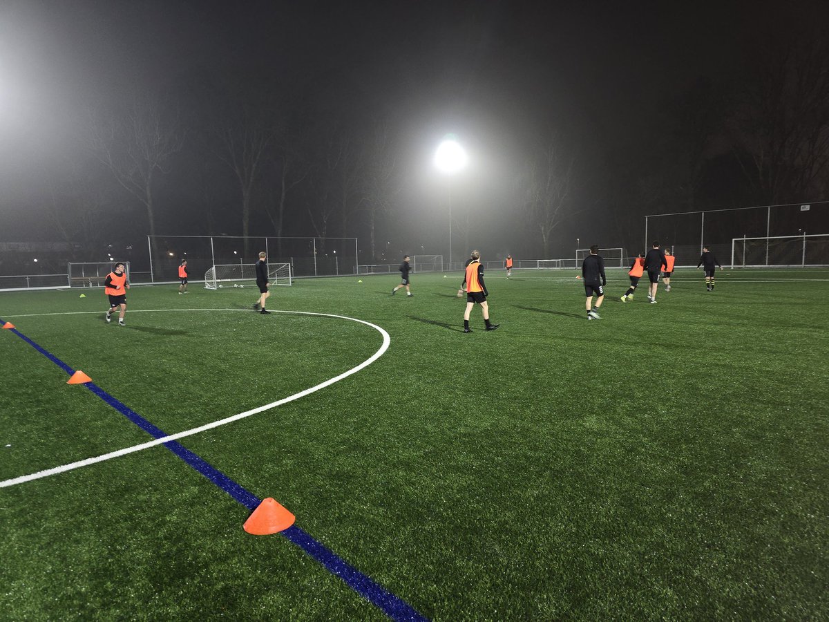 Gisteren nog een wedstrijd gespeeld tegen 4e klasser <a href="/vvProtos/">v.v. Protos</a> in het Spaanse Malaga, en vandaag weer getraind op Nederlanse bodem. <a href="/VVDOSK/">DOS Kampen</a> JO23-1 is klaar voor de nieuwe voorjaars competitie 💪⚽️🟡⚫️ <a href="/DoskampenJO23_1/">DosKampen JO23-1</a> .