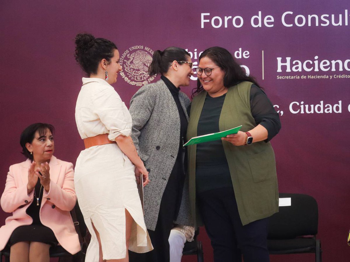 CitlaHM's tweet photo. Como parte de la construcción del Plan Nacional de Desarrollo del @GobiernoMX, junto con más de 300 mujeres de diversos sectores, hoy tuvimos nuestro primer #ForoDeConsulta para que de manera colectiva delineemos los objetivos para una República de y para las Mujeres.

Desde la Secretaría de las @mujeresgobmx planteamos 133 líneas de acción, 28 estrategias y 7 objetivos prioritarios:

➡️ Mejorar las condiciones de vida para el bienestar integral de las mujeres.

➡️ Impulsar la participación igualitaria.

➡️ Transformar la cultura social desde la perspectiva de género, la interseccionalidad e interculturalidad para prevenir las violencias hacia las mujeres.

➡️ Mejorar la situación económica de las mujeres.

➡️ Construcción de una sociedad de cuidados.

➡️ Garantizar una política nacional, integral y coordinada.

➡️ Garantizar el derecho de las mujeres al acceso a la justicia a través de mecanismos efectivos y especializados.
