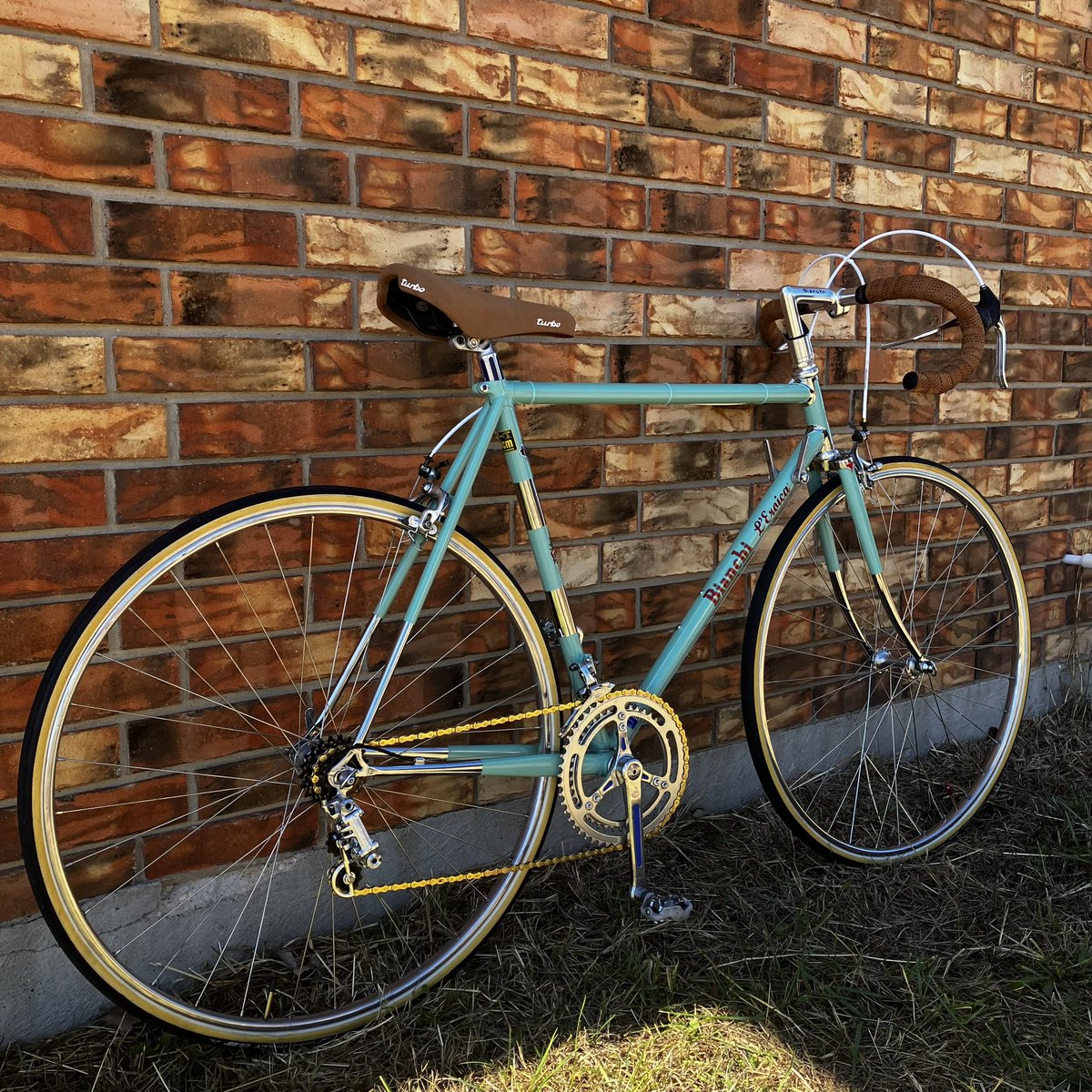 tonyleepr's tweet image. Bianchi L&apos;Eroica #bianchicafeandcycles #loveroadbikes #rideyourbike #cyclingpics #instacycling #celesteisbest #iridebianchi #bikestagram #cyclist #cyclinglifestyle #ciclismo #italiancycling #campagnolo #vintagebike #bianchioltre #bikeride #lapierrebikes #bicycle #bianchiaria