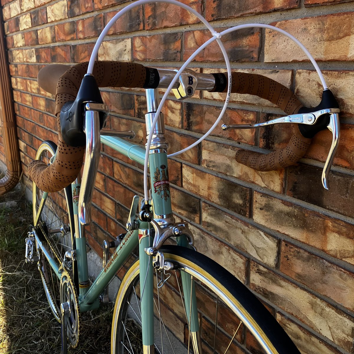 tonyleepr's tweet image. Bianchi L&apos;Eroica #bianchicafeandcycles #loveroadbikes #rideyourbike #cyclingpics #instacycling #celesteisbest #iridebianchi #bikestagram #cyclist #cyclinglifestyle #ciclismo #italiancycling #campagnolo #vintagebike #bianchioltre #bikeride #lapierrebikes #bicycle #bianchiaria