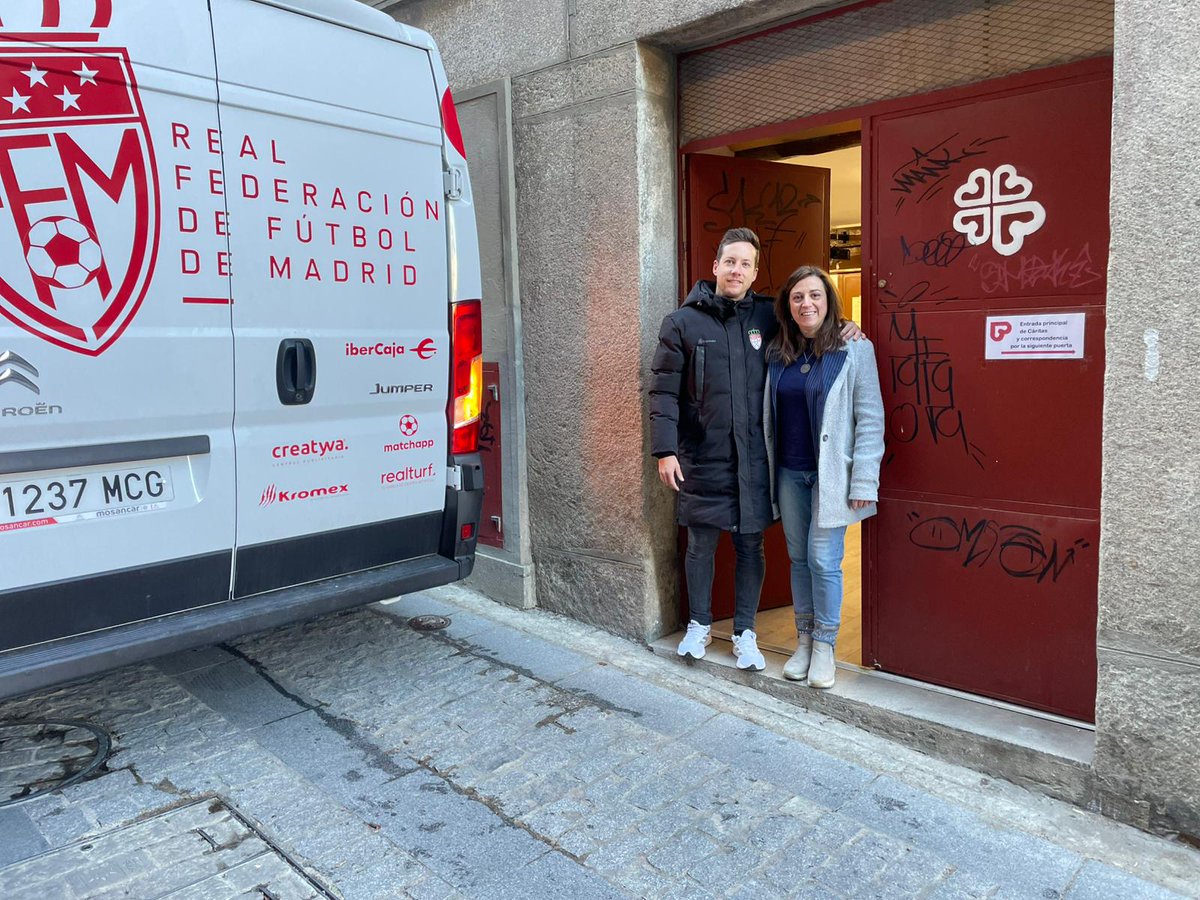 RFFM_oficial's tweet photo. La Fundación RFFM ha realizado una donación de alimentos, ropa y juguetes a @_CARITAS.

Comenzamos el 2025 refrendando nuestro compromiso social y planificando nuevas acciones para ayudar a quienes más lo necesitan. https://t.co/63XN8CAMr3