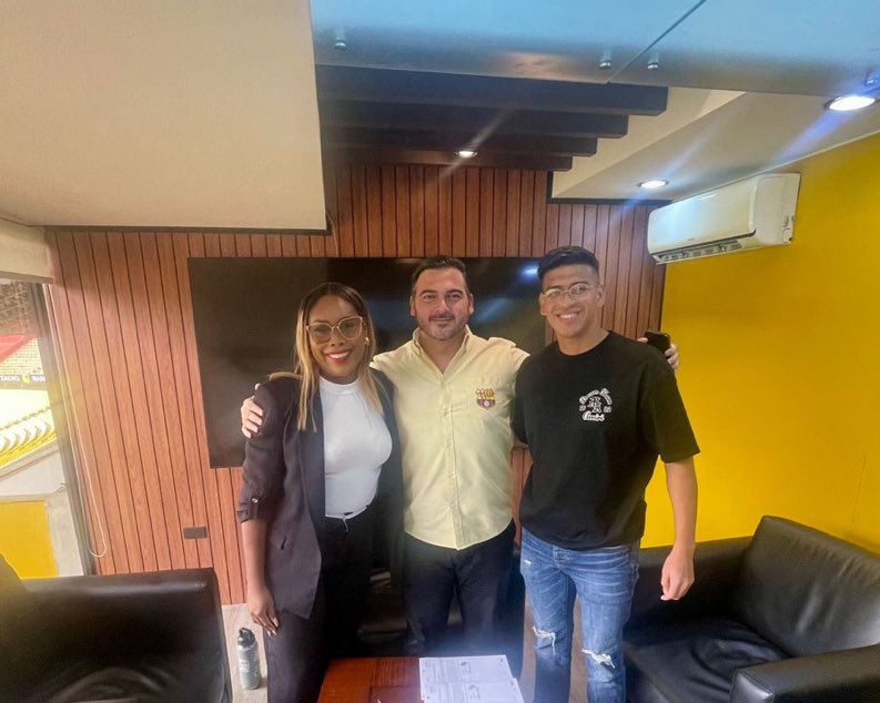 Teradeportes's tweet photo. 🟡Ahora si Xavier Arreaga es Amarillo 🟡

El jugador Xavier Arreaga es nuevo jugador de Barcelona SC . El cuadro guayaquileño firma por 2 años con el defensor central que tuvo su paso por la MLS .

Gestión de la agente de jugadores Isabel Montaño https://t.co/VHJuClL9Il