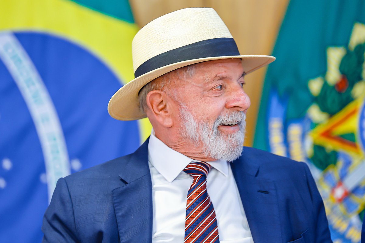 LulaOficial's tweet photo. Hoje, lançamos o programa Mais Professores para o Brasil, que beneficiará 2,3 milhões de docentes em todo o país. Este é um pacote integrado para promover a valorização e a qualificação dos professores da educação básica.

🧦 Pé-de-Meia Licenciatura: Programa voltado para atrair estudantes com alto desempenho às licenciaturas e à carreira docente, reduzindo a evasão universitária. Oferece uma bolsa mensal de R$ 1.050 até o final do curso.

👩‍🏫 Bolsa Mais Professores: Iniciativa para ampliar a atuação de professores em regiões e áreas do conhecimento com carência desses profissionais. O benefício será de R$ 2.100 mensais, por até dois anos.

💻 Portal Mais Professores: Plataforma online com acesso gratuito a cursos de graduação, pós-graduação e formação continuada.

💳 Valorização com benefícios: Cartões de bancos públicos, como Banco do Brasil e Caixa, sem anuidade e com vantagens exclusivas para os professores.

📸 @ricardostuckert