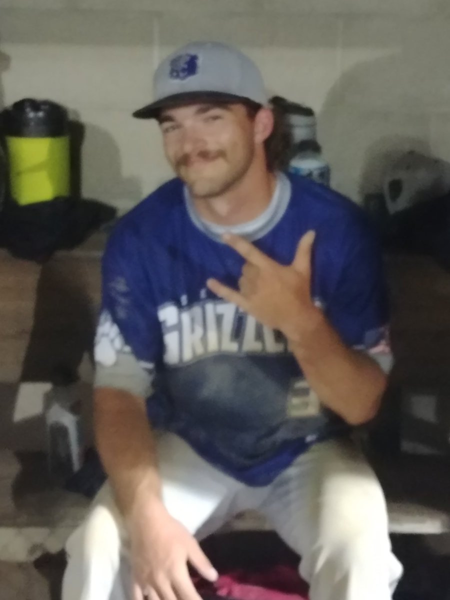 SearlesGrizz's tweet photo. Happy birthday to our guy @noah_wilmes
Hope its been a great in college and best of luck to the @dordtdefenders Hockey Team!
#WildWilmes #Genos #Apples
#CoverGround #SwipeBags https://t.co/QrNHugplCo