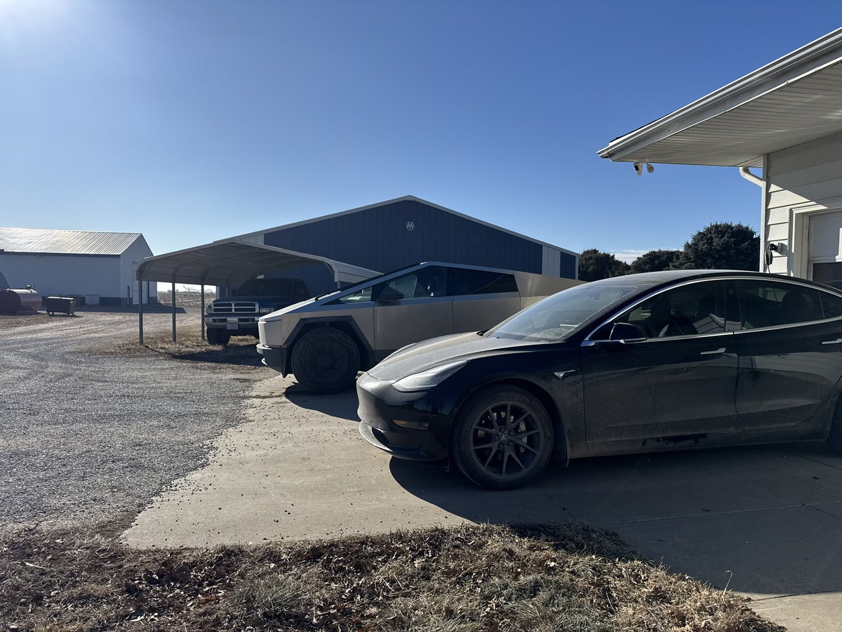 SRoyceJ's tweet photo. @niccruzpatane Can you photoshop a Cummins 2nd gen in there aswell ;) https://t.co/ffuxN6h3xh