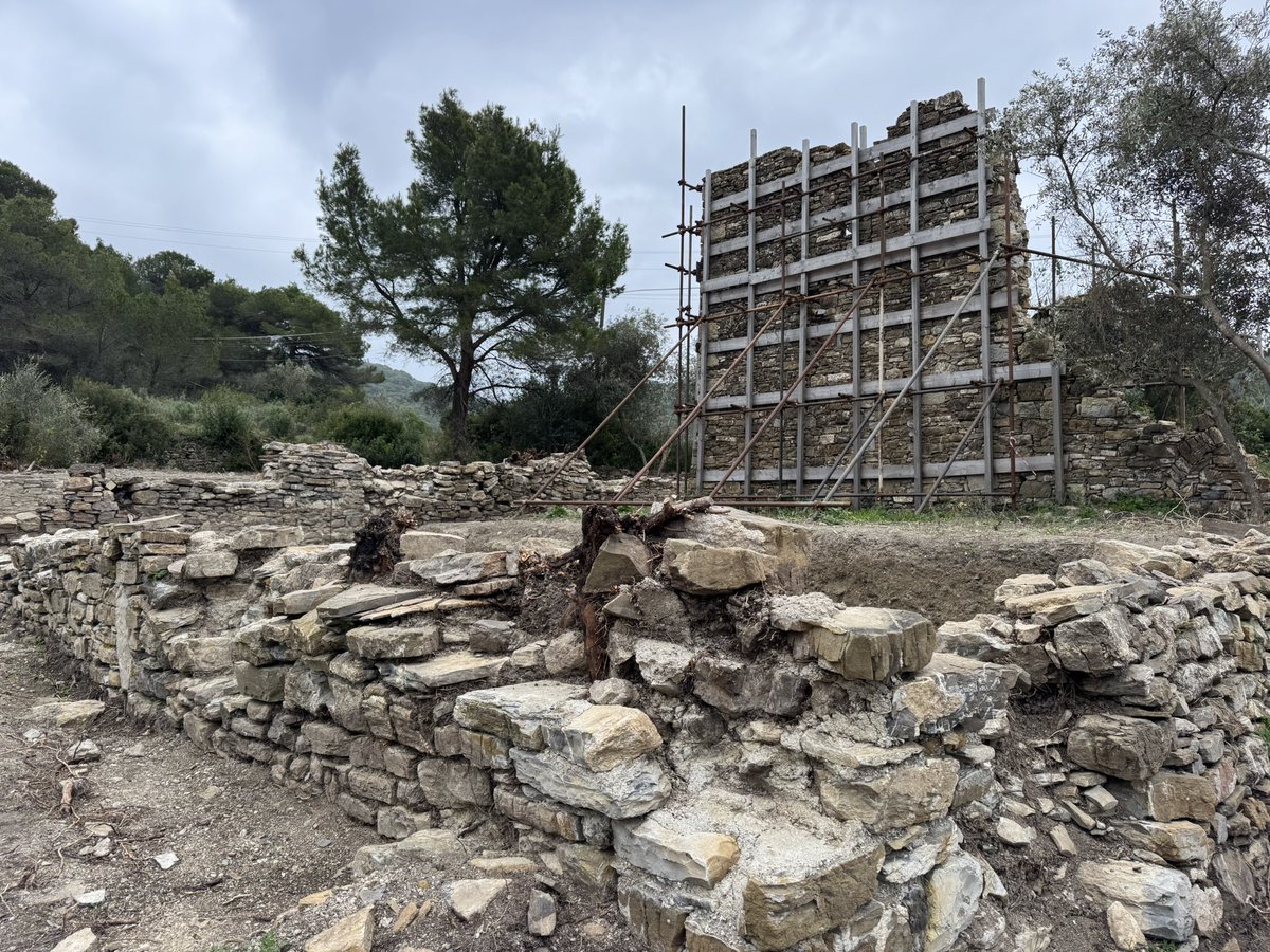 AndoraComune's tweet photo. #borgocastello https://t.co/kmb4nV1VDf