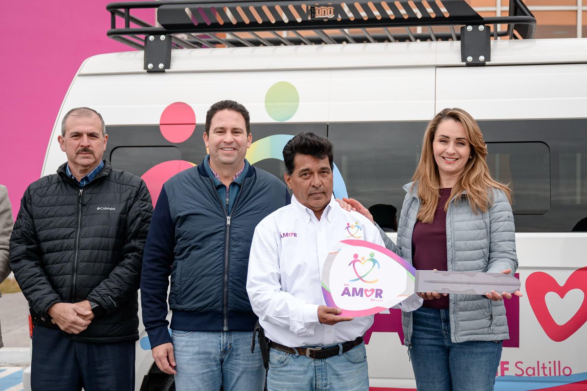 Esta tarde, junto a mi esposa Luly, recibimos la donación de una camioneta para el servicio de Con Amor <a href="/DIF_Saltillo/">DIF Saltillo</a>

A través del programa “Rutas con Amor”, esta van, será el medio para llevar al DIF municipal con sus programas y acciones, a las colonias, barrios y ejidos (1/2)