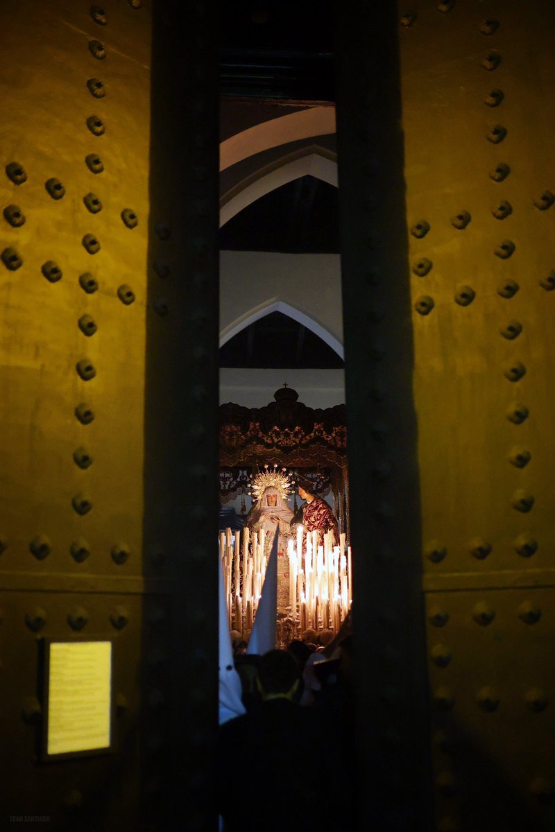 Un palio encendido mientras se cierra una puerta

La soledad del amor.