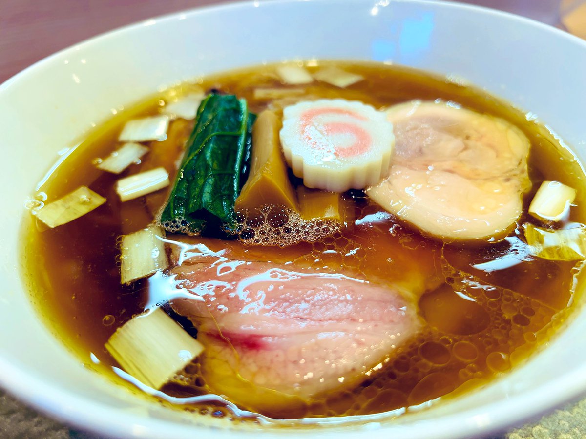 MR_llGarcons's tweet photo. 新宿集合の前に更にど埼玉
花萌葱の後

羅臼昆布と鮭節に四つ葉の地鶏スープ合わせは後味が仄かにやや甘さがふわ〜と広がり美味すぎ🤤
絶品やわ☺️
啜ると言うか飲んでいて凄く心地良い

知床🐔モモに肩ロース・バラの仕上がりも最高

中華そば 深緑 東松山
羅臼昆布と鮭節の中華そば 肩ロース・バラ https://t.co/RgW1o2Pt4q