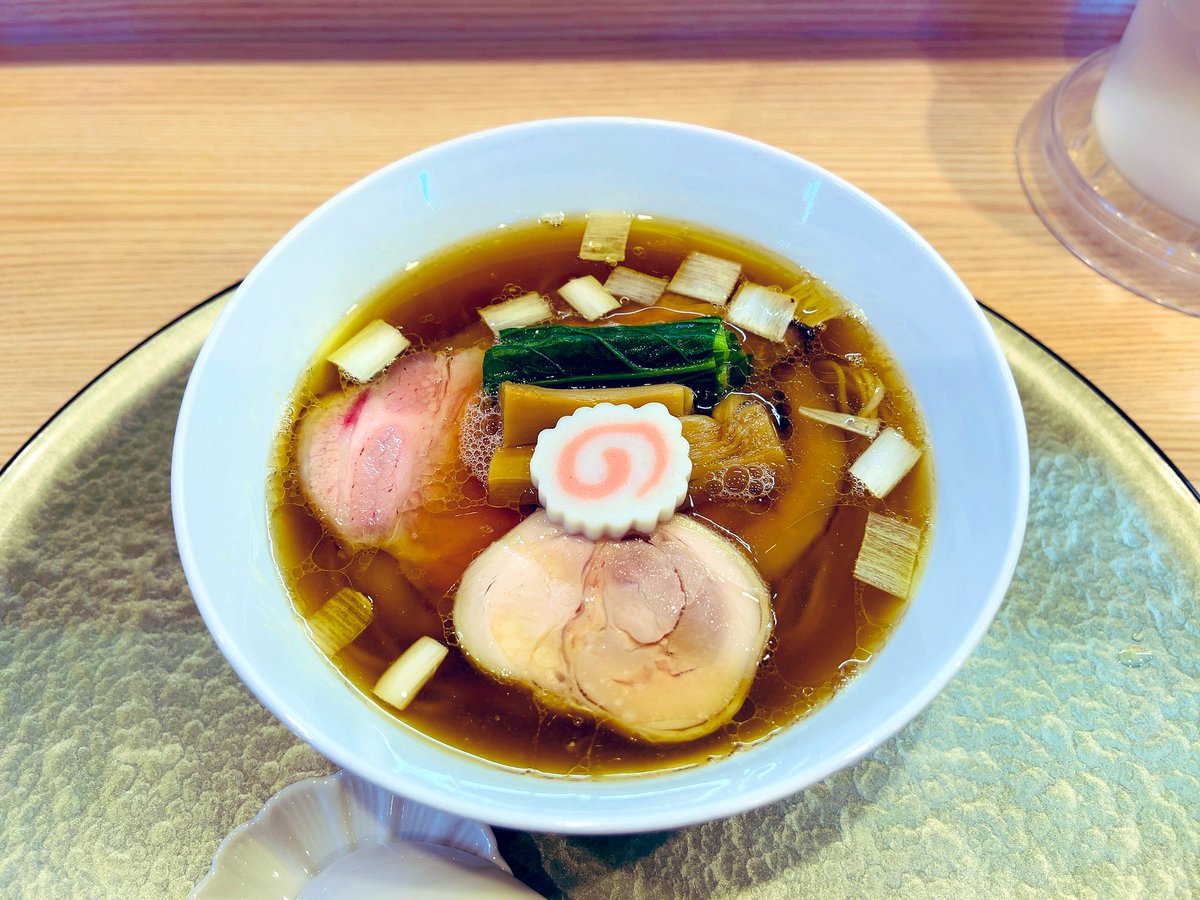 MR_llGarcons's tweet photo. 新宿集合の前に更にど埼玉
花萌葱の後

羅臼昆布と鮭節に四つ葉の地鶏スープ合わせは後味が仄かにやや甘さがふわ〜と広がり美味すぎ🤤
絶品やわ☺️
啜ると言うか飲んでいて凄く心地良い

知床🐔モモに肩ロース・バラの仕上がりも最高

中華そば 深緑 東松山
羅臼昆布と鮭節の中華そば 肩ロース・バラ https://t.co/RgW1o2Pt4q