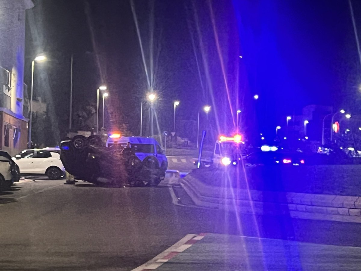 22:15h. Accidente con vuelco de coche. #ciudaddbadajoz #badajoz #accidente