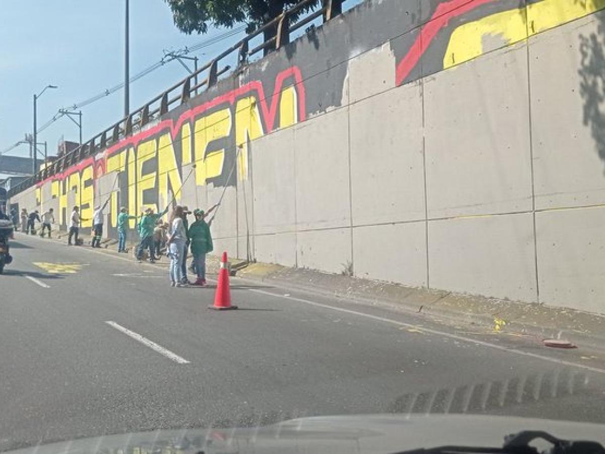 JuampaSantos's tweet image. ¿Está de acuerdo con que la policía tome mano fuerte frente a los grafiteros que salen a vandalizar la ciudad? 

🔁 SI
❤️ NO

💬 Comenta 👇