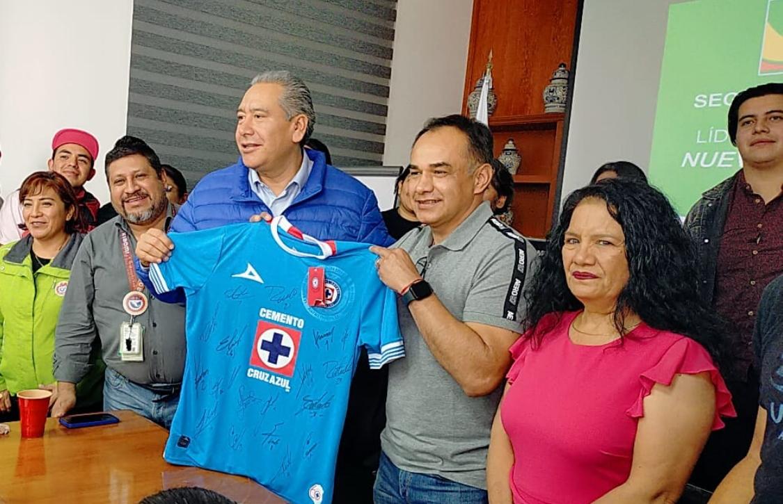 ⚽El ex jugador profesional de <a href="/PumasMX/">PUMAS</a> , <a href="/TigresOficial/">Club Tigres 🐯</a>  <a href="/miseleccionmx/">Selección Nacional</a>  y 🏆campeón goleador <a href="/jgolalde/">Jesus Olalde.</a> obsequió una playera autografiada por los jugadores del <a href="/CruzAzul/">CRUZ AZUL</a>  al líder <a href="/leobardosoto/">Leobardo Soto</a> con motivo de su próximo cumpleaños.
Enhorabuena!! <a href="/CTMPuebla/">CTM_FTPuebla</a>