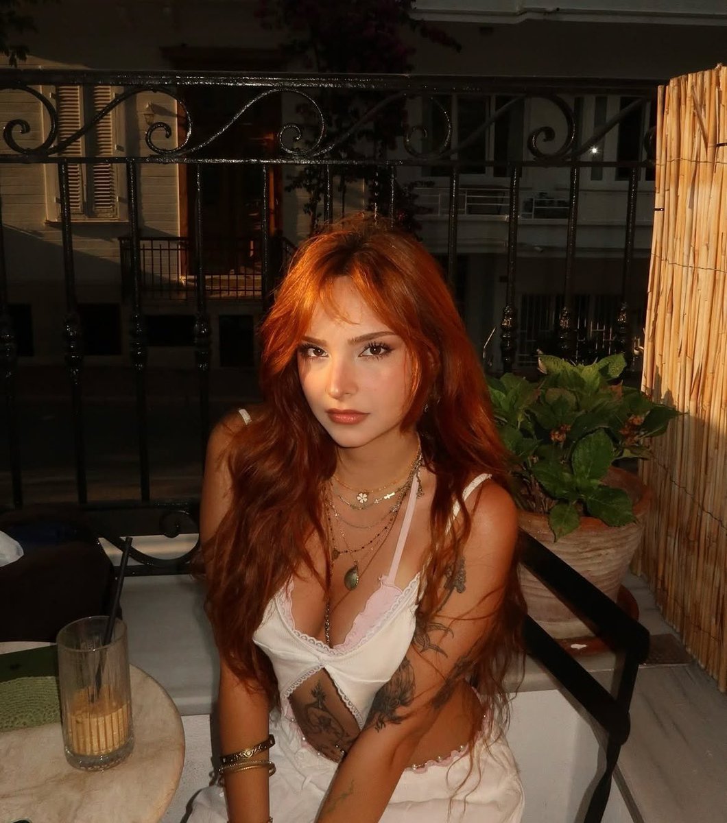 ⠀⠀⠀⠀ 

⠀⠀⠀⠀               ،   𝓗𝖾𝗋  𝗮𝘂𝗿𝗮  𝑤𝑎𝑠  𝖺
⠀⠀⠀             𝘄𝗮𝗿𝗺  𝑐𝘩𝑎𝑜𝑠  𐙚  *⠀——  ೨

⠀⠀⠀⠀⠀⠀