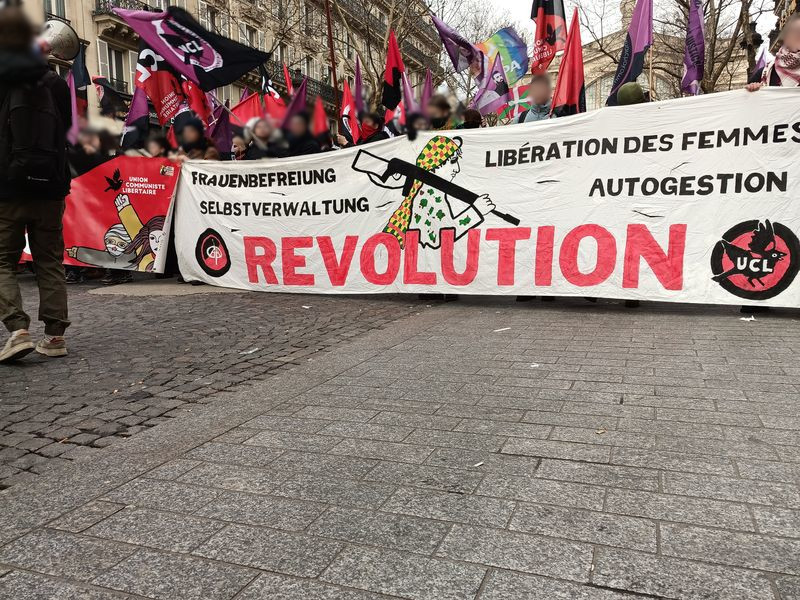 Un beau cortège #UnionCommunisteLibertaire samedi à la manif de la gauche kurde avec nos camarades de <a href="/DPlattform/">Die Plattform - Anarchakommunistische Föderation</a>, il ne manquait que <a href="/TA_Anarsist/">Têkoşîna Anarşîst</a> qui étaient dans tous les esprits !Un très bon discours à la tribune qui tranchait avec la molesse des autres organisations et élu·es
