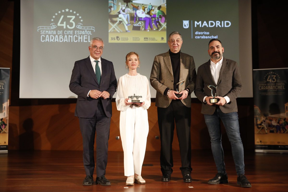 carlosizqtorres's tweet photo. 🔝Arranca la 43º Semana de Cine Español en #Carabanchel con una gala espectacular, donde @MariaEsteveF ha sido premiada con el Puente de Toledo; y Andrés Arconada @EsCineRadio y @davidmartos @kinotico con los premios a los medios de comunicación.

#Distrito11 es #Cine https://t.co/5lO5DVDSlM