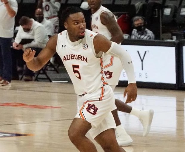 Tonight marks game one without Johni Broome…

Thoughts on the changes I expect to see and why there are reasons for optimism as Auburn tries to defend its #1 ranking: the-bruce-blog.com/p/what-to-do-w…