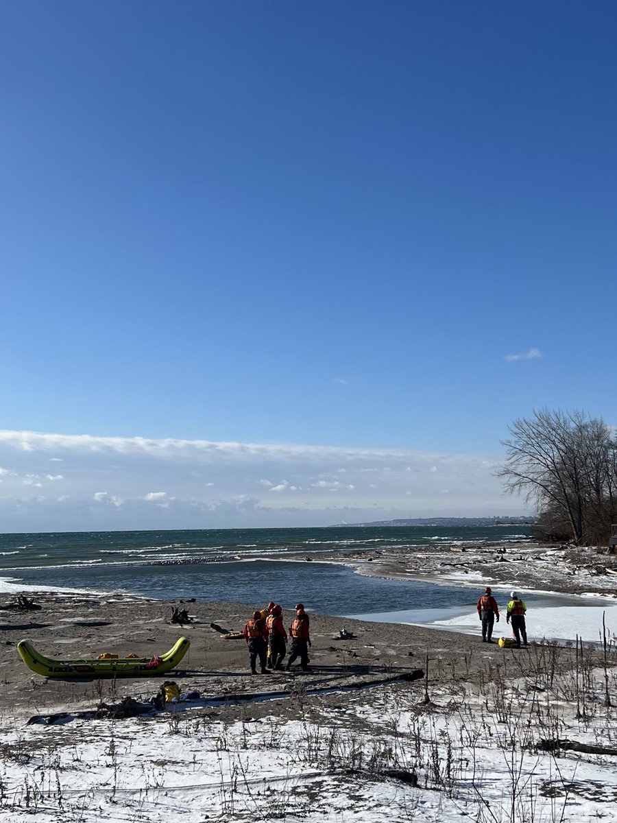 ajax_fire's tweet photo. 🚒❄️#AjaxFire conducted Ice Water Rescue Training today at Rotary Park @TownOfAjax! 
Ensuring our team is ready to respond to emergencies in icy conditions. Stay safe, and remember, no ice is safe ice! https://t.co/VEr5EmnVYG