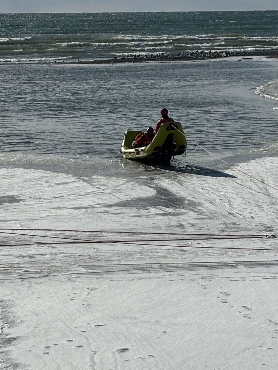 ajax_fire's tweet photo. 🚒❄️#AjaxFire conducted Ice Water Rescue Training today at Rotary Park @TownOfAjax! 
Ensuring our team is ready to respond to emergencies in icy conditions. Stay safe, and remember, no ice is safe ice! https://t.co/VEr5EmnVYG