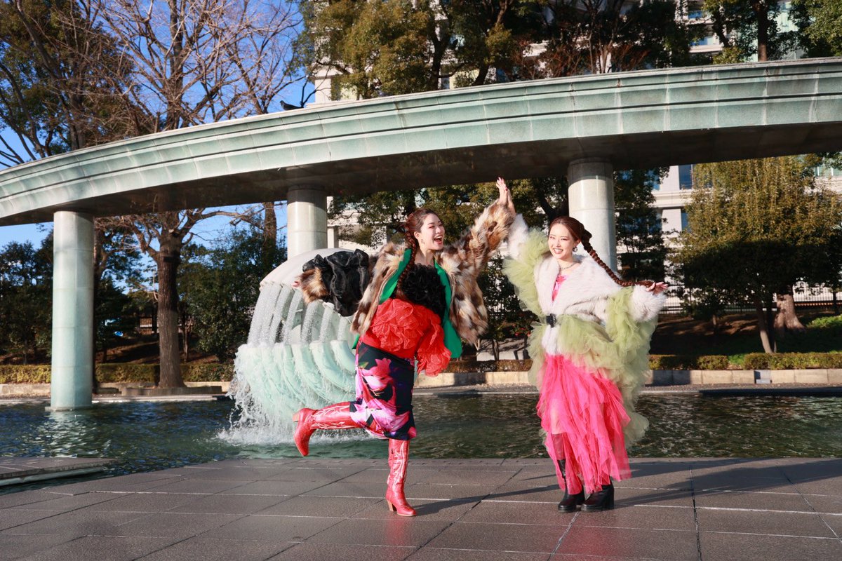 dabochan123's tweet photo. あみーご＆きゆりん
姉妹企画/丸の内
@___amigophoto 
@kiyurin_1209 
噴水公園　2 https://t.co/B5MkNtD7Q3