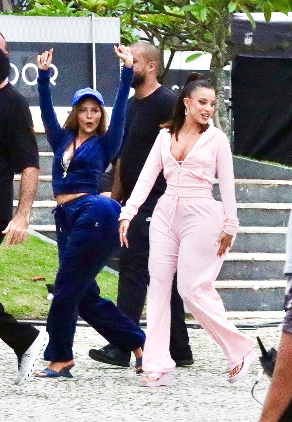 bertorealnamidi's tweet photo. CLIPE DO ANO! Luísa Sonza e Emilia juntas nos bastidores do novo feat. Confira as fotos! https://t.co/UgOyr99CjX