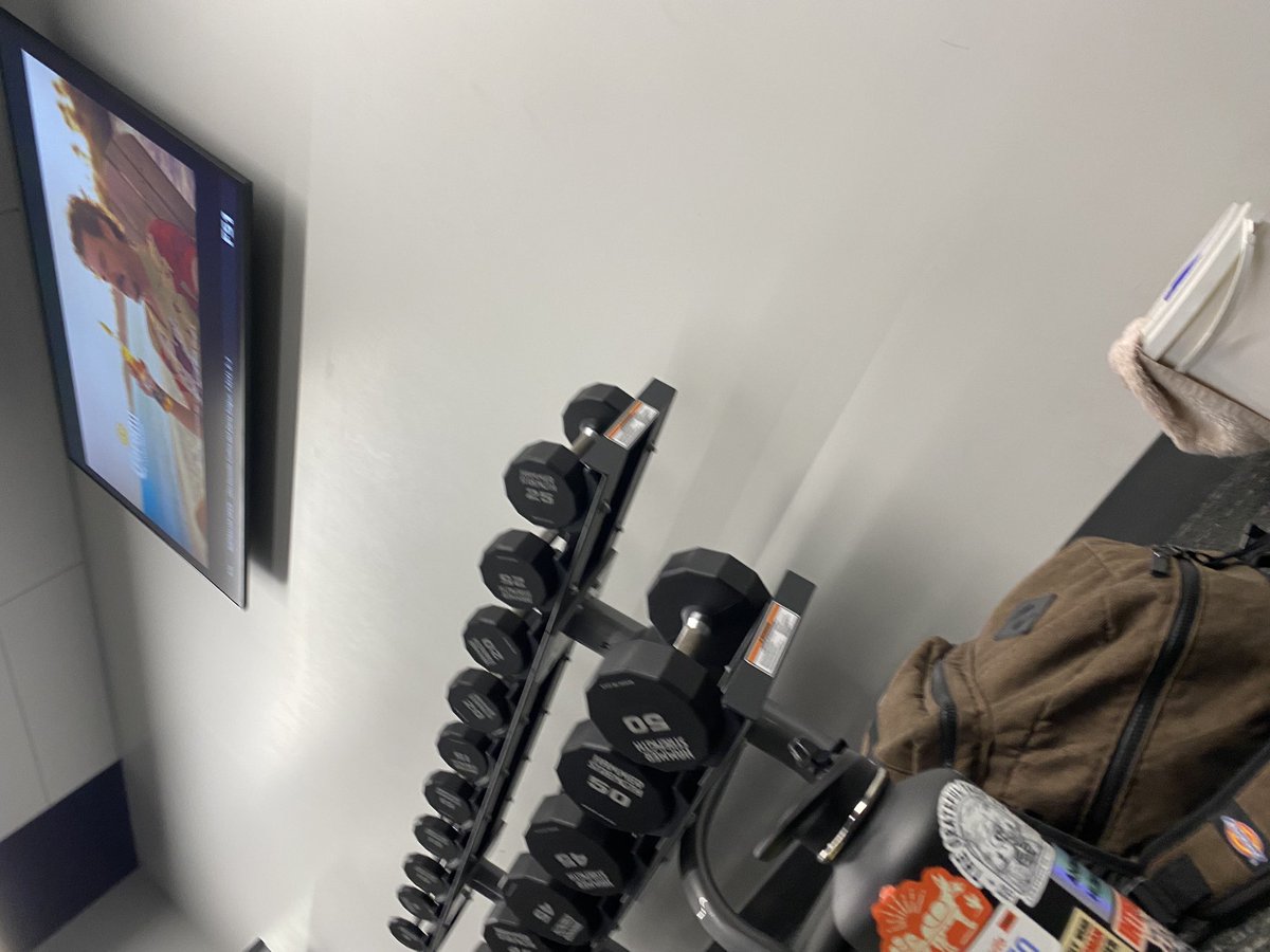 visiblerib's tweet photo. gym class at my college 😏 https://t.co/t6iQgQaVIO