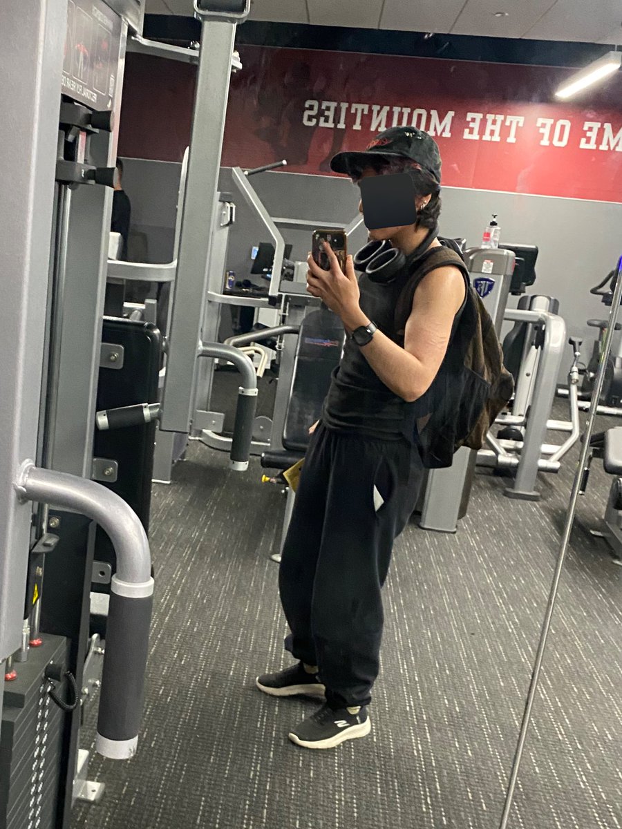 visiblerib's tweet photo. gym class at my college 😏 https://t.co/t6iQgQaVIO