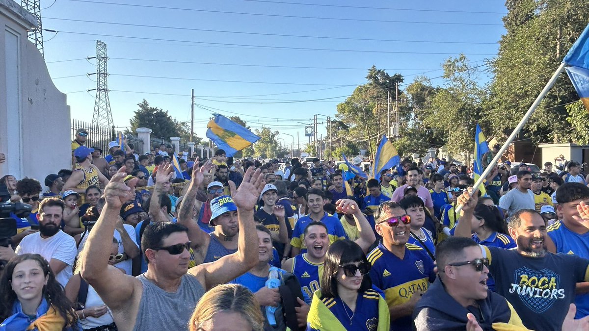 PlanetaBoca's tweet photo. 📍 San Nicolás es de Boca

Una buena cantidad de hinchas espera por la llegada del Único Grande. https://t.co/wwt6cZxckk